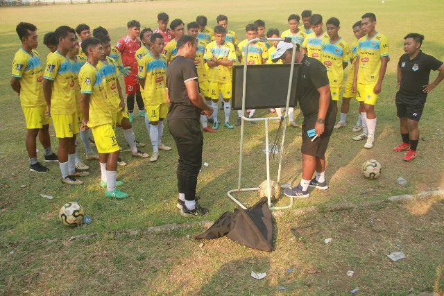 HARUS EVALUASI TOTAL: Pelatih Nganjuk Ladang FC M. Abdullah Umar akan memperbaiki kelemahan timnya. (Foto: Andhika Attar)