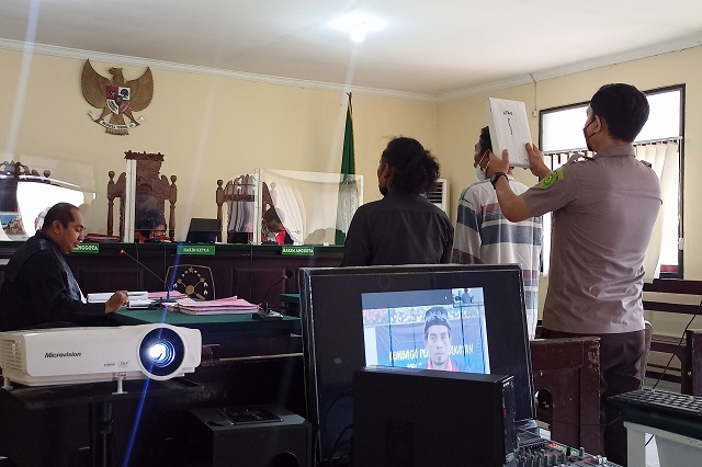 TERDAKWA: Juwadi mengikuti persidangan secara online melalui layar monitor di ruang Kartika Pengadilan Negeri (PN) Kabupaten Kediri kemarin. (Habibah A. Muktiara/JPRK)