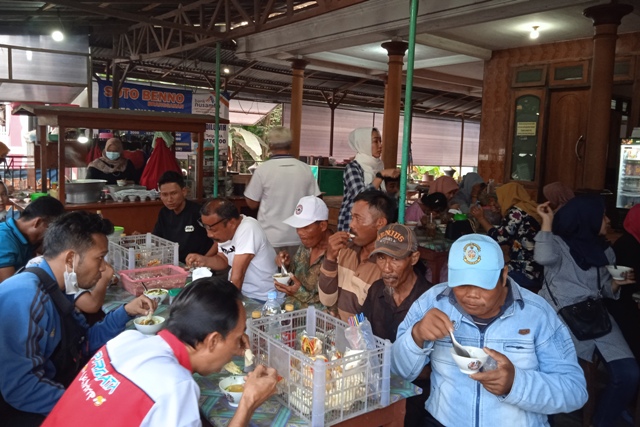 KULINER:Pengunjung salah satu warung yang ada di sentra kuliner Soto Branggahan Perlu penataan warung warung agar lebih tertib dan indah. (Foto: Filda Halwa)