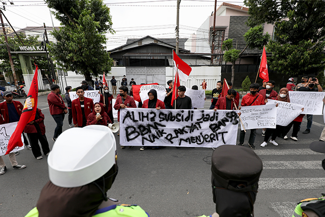 TOLAK KENAIKAN BBM: Puluhan mahasiswa membentangkan spanduk dan poster dalam demo di depan Pemkab dan DPRD Kabupaten Kediri. Mereka memberi waktu kepada pemerintah selama 3x24 jam untuk menurunkan kembali harga BBM. (Foto: Wahyu Adji)