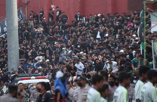 SESAK: Suasana tribun utama yang diisi suporter PS Sleman (23/8). Tribun khusus suporter tamu ini tak akan diisi oleh Aremania karena kesepakatan larangan menyaksikan pertandingan di Stadion Brawijaya. (Iqbal Syahroni/JPRK)