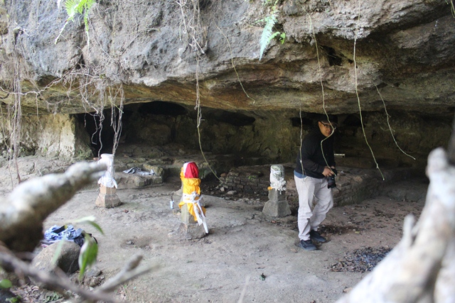 TEMPAT BERTAPA: Gua Ngrancangan yang ada di Dusun Geneng, Desa/ Kecamatan Tarokan banyak dikunjungi warga pada malam hari. (Foto: Rekian)