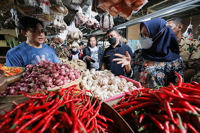 MASIH WAJAR: Ketua Satgas Pangan Kabupaten Kediri Tutik Purwaningsih (kanan) menanyakan perkembangan harga kepada pedagang di Pasar Pamenang, Pare. Di sana tim mendapati brambang impor yang seharusnya tidak boleh beredar sembarangan. (Foto: Wahyu Adji)
