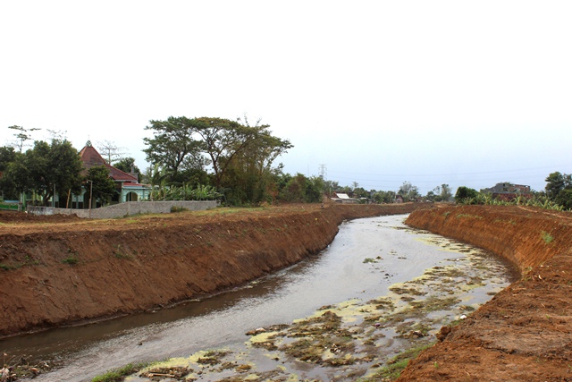 BERSIH: Sungai di Desa Gambyok, Kecamatan Grogol, terlihat bersih setelah dinormalisasi sebagai antisipasi kemungkinan terjadinya banjir. (Foto: Rekian)