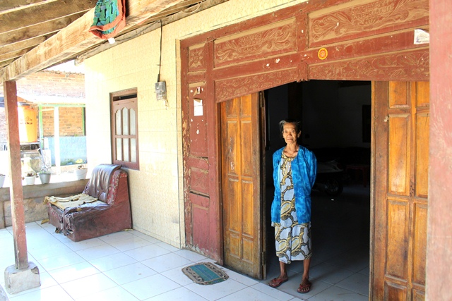 TERBUKA: Yatini, 75, menantu almarhum Mbah Badal, di rumahnya Dusun Goliman, Desa Parang, Banyakan. (Foto: Rekian)
