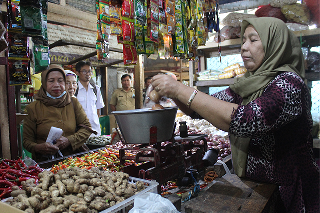 STABIL: Tim Satgas Pangan berdialog dengan pedagang di Pasar Papar untuk mengetahui perkembangan harga pascakenaikan BBM. (Foto: Rekian)