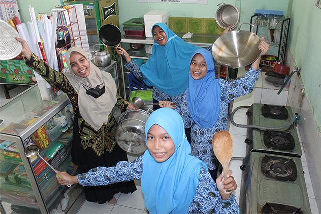 HORE: Tim Masak Asik SMP Muhammadiyah 2 Kediri di tempat latihan yang jadi satu dengan  kantin kemarin (22/9).  (Foto: Rekian)
