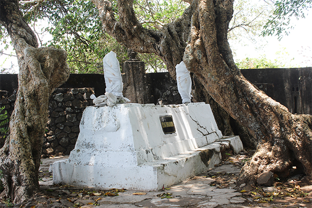 LEGENDA KEDIRI: Makam Boncolono di puncak bukit Maskumambang. (Foto: Rekian)