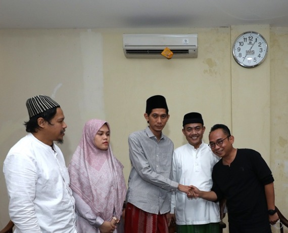 DAMAI: Eko Kuntadi (kanan) bersalaman dengan Gus Rifqil saat mendatangi Ponpes Lirboyo kemarin sore. (Foto: Wahyu Adji)