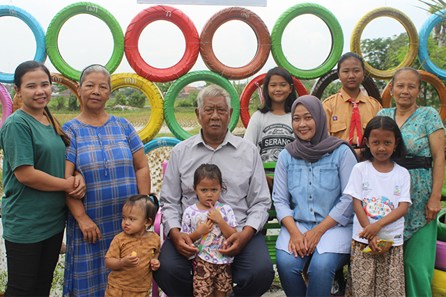 AKRAB: Iswahyuni (berjilbab) bersama warga di RT 02/II, Lingkungan Jetis, Kelurahan Ngronggo. Menjabat ketua RT membuatnya terbiasa menjembatani berbagai kepentingan warga.(Foto: Ilmidza Amalia Nadzira)