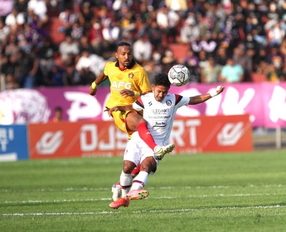 SERATUS PERSEN: Rohit Chand (kuning) menghadang gerak pemain Arema FC (17/9). Pemain asal nepal ini selalu dimainkan oleh pelatih Divaldo Alves. (Foto: Iqbal Syahroni)