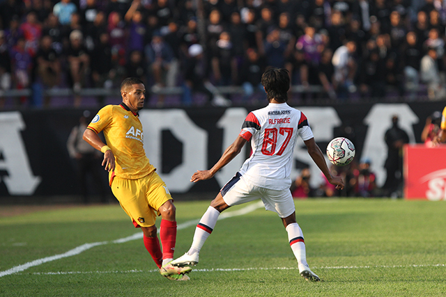 TENDANG: Renan Silva (kuning) ketika bermain melawan Arema FC Sabtu (17/9) lalu. (Foto: Iqbal Syahroni )