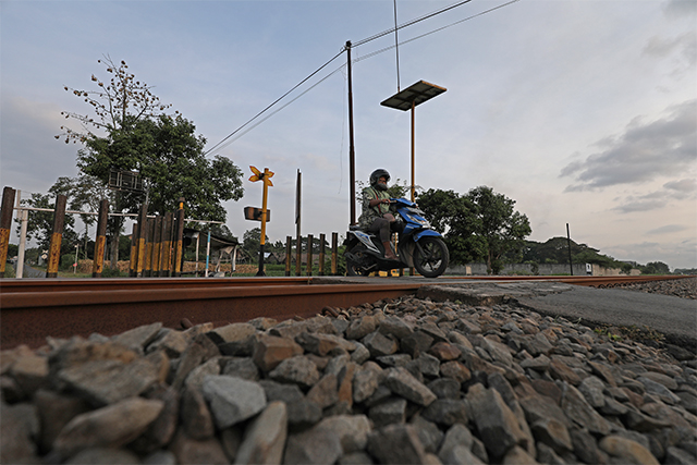 BERBAHAYA: Warga melintas di perlintasan KA tanpa palang pintu di Desa Jambean, Kras. Pintu tanpa petugas jaga ini yang sering memicu terjadinya kecelakaan yang memakan korban jiwa. (Foto: Wahyu Adji)