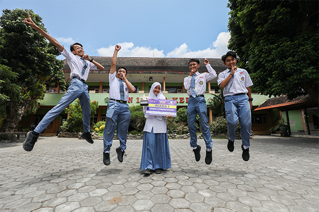 GEMBIRA: Anggota Pancabuwana bersama dengan piala lomba videografi yang mereka raih. (Foto: Wahyu Adji)