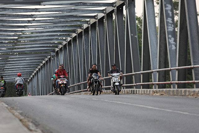 RAMAI: Lalu lintas kendaraan di Jembatan Wijaya Kusuma meningkat setelah penutupan Jembatan Bandarngalim Minggu (25/9) lalu. Jembatan yang menghubungkan Ngadiluwih dan Mojo itu jadi jalur alternatif warga di wilayah selatan. (Foto: Wahyu Adji)