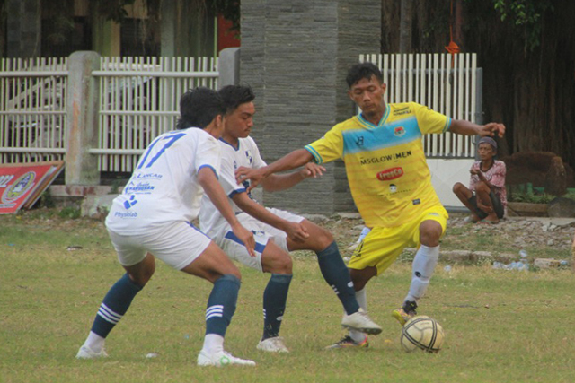 SKOR KACAMATA: Winger Nganjuk Ladang FC Sena Putra berusaha melewati hadangan dua pemain PSBI Blitar di laga uji coba kemarin.(Foto: Andhika Attar)