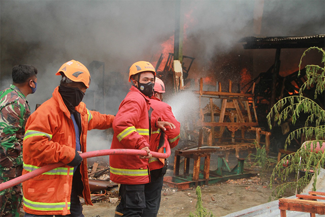 BERTARUH NYAWA: Damkarmat Nganjuk berusaha memadamkan api. (Foto: Andhika Attar)