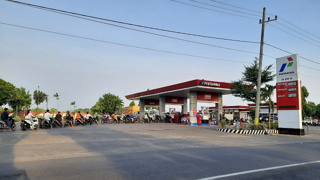 KECELE: Warga menyerbu SPBU di Kecamatan Pace karena menduga harga BBM belum naik kemarin sore. Padahal, karyawan SPBU belum sempat mengganti. (Foto: Karen Wibi)