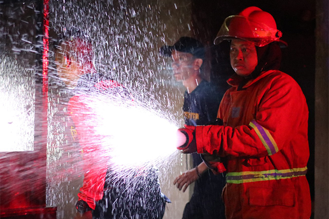 SEMPROT: Damkarmat Kabupaten Nganjuk berusaha keras memadamkan si jago merah yang melalap gerobak soto milik Miratno, warga Kelurahan Jatirejo, Kecamatan Nganjuk (5/9). (Foto: Karen Wibi)