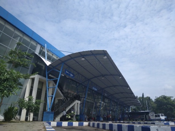 DAMPAK KENAIKAN BBM: Calon penumpang di Terminal Anjuk Ladang sepi. Tarif bus Nganjuk-Surabaya lewat tol naik menjadi Rp 60 ribu. Sedangkan, bus ke Pulau Sumatra tarifnya Rp 1 juta. (Foto: Karen Wibi)