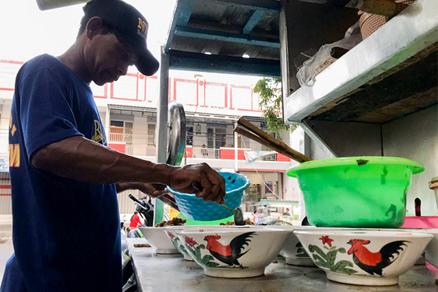 DOLA PENJUAL MI DAN BAKSO: Penjual mi ayam di Kertosono menggunakan mangkuk Jago sebagai wadah. Mangkuk Jago viral kemarin. (Foto: Andhika Attar)