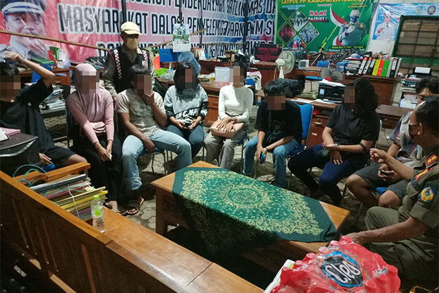 JANGAN DIULANGI LAGI: Empat pasangan bukan suami istri terjaring razia saat berada di dalam kamar kos. Mereka ada yang masih SMA. (Foto: Satpol PP Kabupaten Nganjuk)