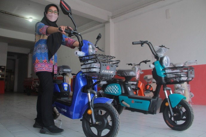 BANJIR PEMINAT: Sepeda listrik mulai dilirik warga Kota Angin karena harga Bahan Bakar Minya (BBM) bersubsidi naik pada 3 September 2022. (Foto: Andhika Attar)