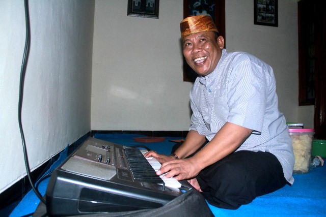 FULL SENYUM: Harianto bernyanyi di rumahnya. Mahkamah Agung (MA) memutuskan menolak kasasi dari jaksa. (Foto: Andhika Attar)