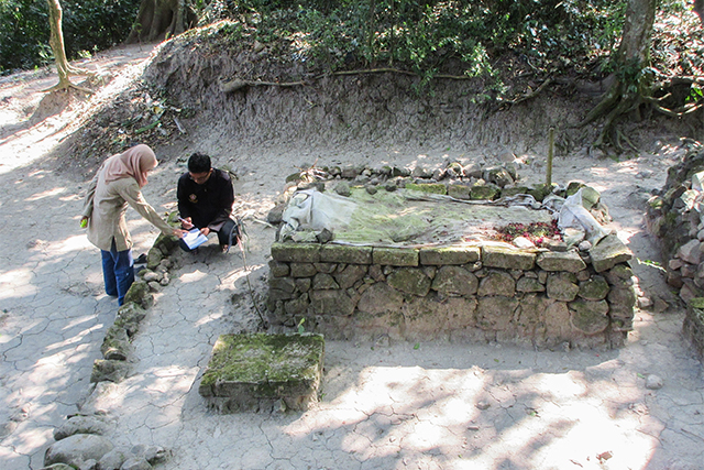 WISATA RELIGI: Kompleks makam Prabu Pandu Pragolopati di Desa Parang, Banyakan masih sering dikunjungi peziarah. (Foto: Pasak For JPRK)