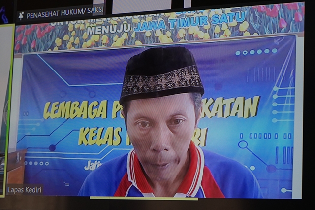 TERIMA PUTUSAN: Kuswanto mengikuti persidangan telekonferensi melalui layar monitor Pengadilan Negeri (PN) Kabupaten Kediri. (Foto: Habibah A. Muktiara)
