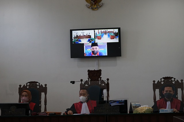 TERIMA PUTUSAN : Kamim Tohari mengikuti persidangan online lewat layar monitor di Pengadilan Negeri Kota Kediri. (Habibah A. Muktiara/JPRK)