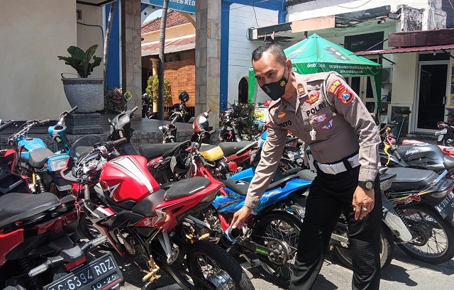 MELANGGAR: KBO Satlantas Polres Kediri Kota Iptu Priyo Hadistyo memperlihatkan salah satu kendaraan yang tidak sesuai spek. (Habibah A. Muktiara/JPRK)