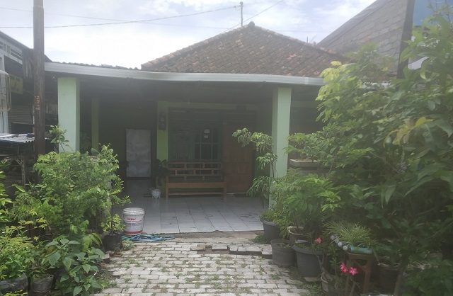 KOSONG: Suasana di rumah Ali Rahmatulloh di Desa Minggiran, Kecamatan Papar tertutup rapat sejak istrinya tinggal di rumah mertua di Kertosono, Nganjuk. (Khalqinus Taaddin/JPRK)