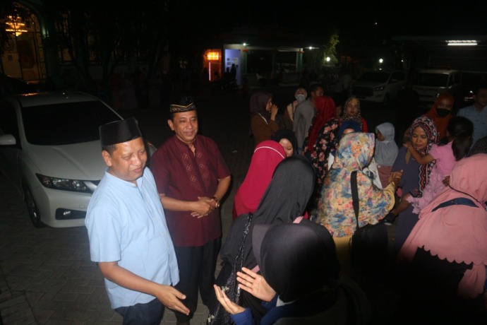 BERBAGI KEBAHAGIAAN: 136 orang keluarga besar PT Tunas Jaya Raya Abadi (TJRA) diberangkatkan umrah. (Foto: Syahrul Andry)