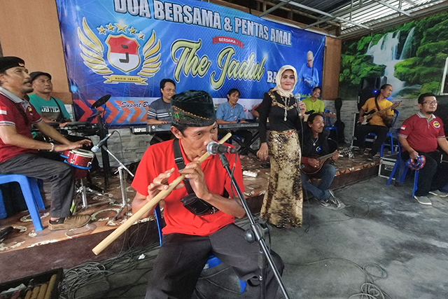 PEDULI SESAMA MUSISI: Komunitas Musik Jadul saat tampil dalam Pentas Amal di Warung Padang Padi, Minggu (23/10). (Foto: M. Arif Hanafi)