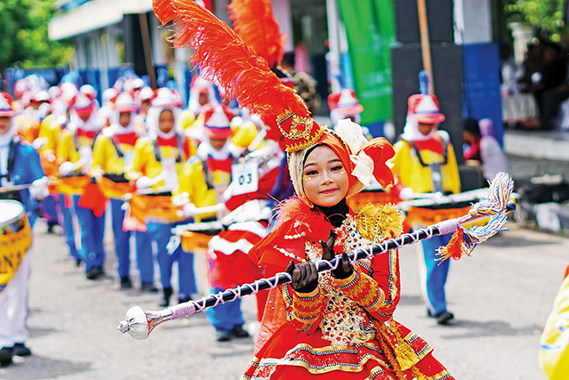 SEMANGAT: Aksi salah seorang mayoret tim peserta Lomba Kirab Drumband Hari Santri Nasional di Kawasan Monumen SLG kemarin. (Foto: Wahyu Adji)