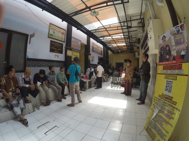 GAGAL BERANGKAT: Puluhan jemaah Hadd Travel dan Umroh saat melapor ke Polres Kediri Kota pada Kamis lalu (29/9). (Foto: Habibah A. Muktiara)