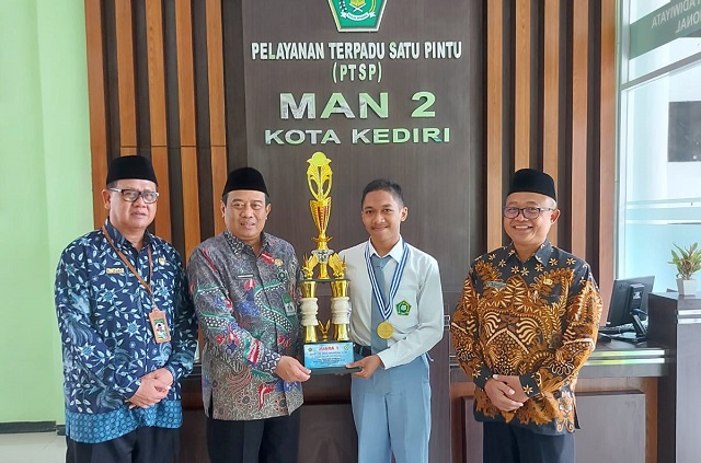 MEMBANGGAKAN: Dari kiri Dr. H Ahmad Zuhri (Kakenmenag Kediri), Dr. H. Husnul Maram, MHI (Kakanwil Kemenag Jatim) M. Dhiya’ Ulhaq dan Drs. Nursalim, M.Pd.I (Kepala MAN 2 Kota Kediri). (Foto: MAN 2 Kota Kediri for Jawa Pos Radar Kediri)