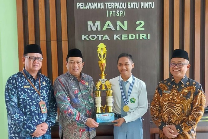MEMBANGGAKAN: Dari kiri Dr. H Ahmad Zuhri (Kakenmenag Kediri), Dr. H. Husnul Maram, MHI (Kakanwil Kemenag Jatim) M. Dhiya’ Ulhaq dan Drs. Nursalim, M.Pd.I (Kepala MAN 2 Kota Kediri). (Foto: MAN @ KOTA KEDIRI FOR JPRK)