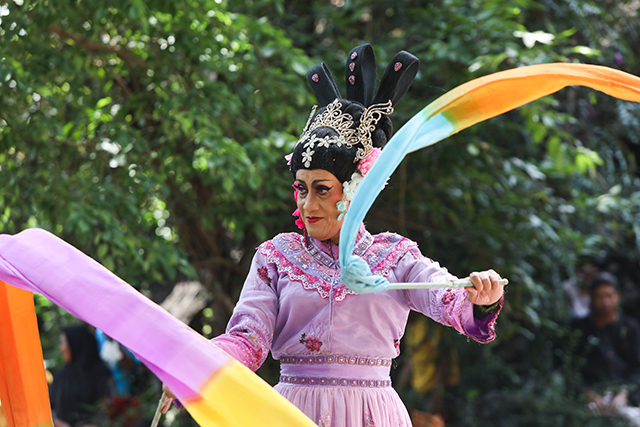 TOTALITAS : Didik Nini Thowok menghibur penonton dengan membawakan lima tarian bartajuk Pancasari di pelataran Gua Selomangleng, kemarin siang. (Foto: Wahyu Adji)