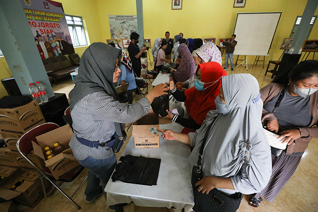 MURAH: Warga antre membeli sembako dalam OPM di Balai Kelurahan Mojoroto kemarin pagi. (Foto: Wahyu Adji)