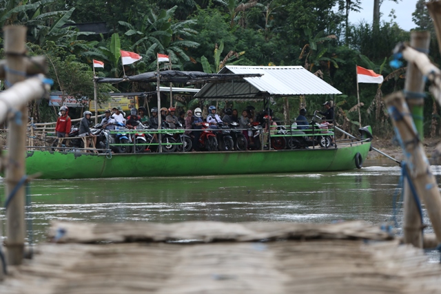 BEROPERASI LAGI: Perahu tambangandi Kelurahan Manisrenggo, Kota Kediri kembali buka setelah sempat tutup sejak Senin (17/10) lalu. Jasa yang diburu banyak pengendara roda dua setelah Jembatan Bandarngalim tutup itu masih sepi penumpang kemarin. (Foto: Wah