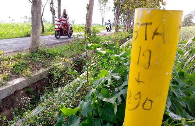 TUNGGU PENENTUAN HARGA: Tanah warga terdampak tol Kediri-Kertosono dipasang patok meski belum dibebaskan hingga pertengahan Oktober ini. (Rekian/JPRK)
