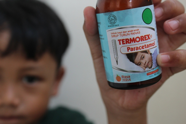 WASPADA: Produk obat cair dalam kemasan botol merek Termorex yang jadi salah satu obat yang disebut BPOM mengandung EG. (Foto: Rekian For JPRK)