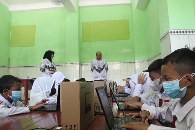 SIDAK: Plt Kepala Dinas Pendidikan Mokhamat Muhsin meninjau pelaksanaan ANBK di SDN Grogol 2. Sebelum gelar jam kedua, ia memberi semangat siswa. (Foto: Rekian)
