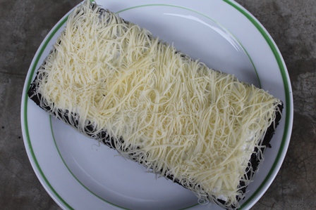 RENDAH KALORI: Hidangan brownies dari bahan tepung moccaf yang disajikan dengan suwiran keju. (Foto: Ilmidza Nadzira Amalia)