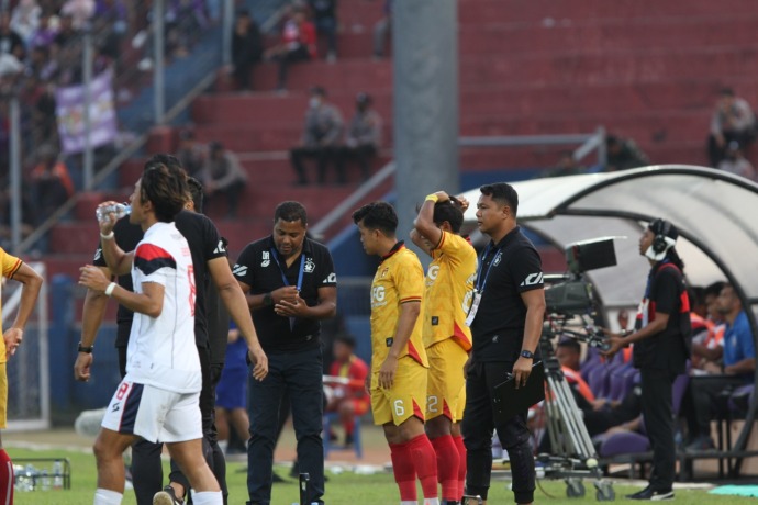 LIBUR: Divaldo Alves memberikan instruksi pada pemain dalam salah satu pertandingan Persik. Pelatih tersebut meliburkan pemainnya untuk sembilan hari ke depan. (Foto: Iqbal Syahroni)