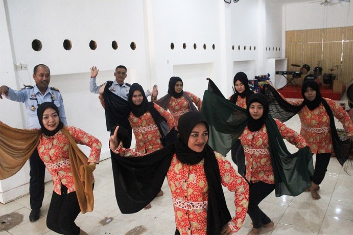 PUNYA BAKAT: Para WBP Perempuan saat mengikuti latihan seni tari di Aula Lapas Kediri. (Foto: Iqbal Syahroni)