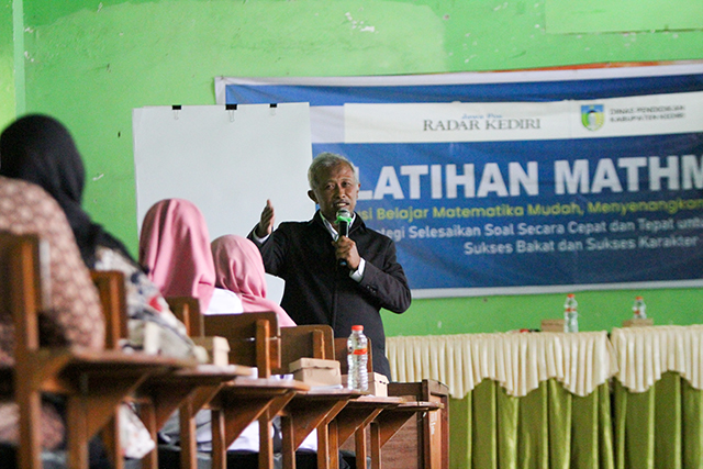 HITUNG CEPAT: Syaifudin menerangkan teknik menghitung cepat di depan guru SD di Kecamatan Puncu dan Kepung, di gedung sekretariat Pusat Kegiatan Guru Mengajar (PKGM) Desa/Kecamatan Kepung, kemarin. (Foto: Iqbal Syahroni)