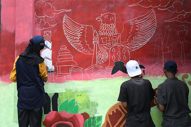 PUPUK NASIONALISME: Pelajar dari puluhan SMP di Kabupaten Kediri mengikuti lomba mural bertema Pelajar Pancasila. (Foto: Wahyu Adji)